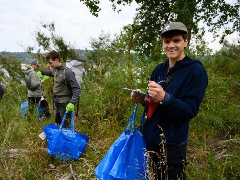 NAJU member Luis Manewald collects rubbish on the Elbe island of Neßsand. NAJU member Luis Manewald collects rubbish on the Elbe island of Neßsand.