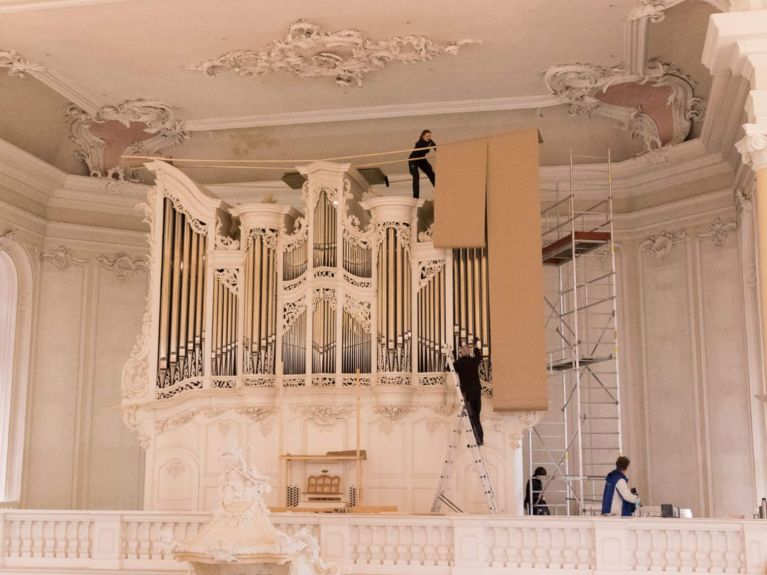 The Orgelbau Mayer firm maintain the organ in St Ludwig’s Church in Saarbrücken. The Orgelbau Mayer firm maintain the organ in St Ludwig’s Church in Saarbrücken.