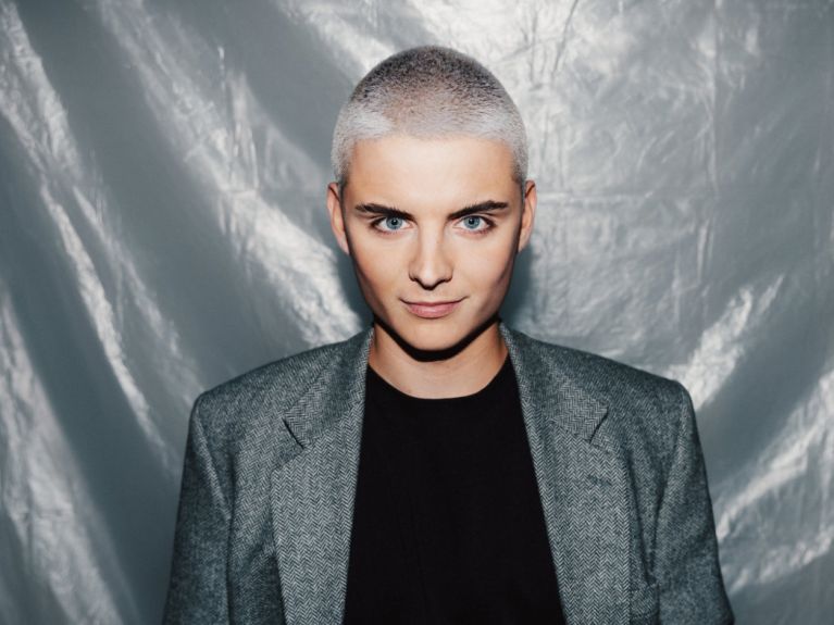 Fabian Grischkat calls himself “the trustworthy newsfluencer”.  Fabian Grischkat calls himself “the trustworthy newsfluencer”.