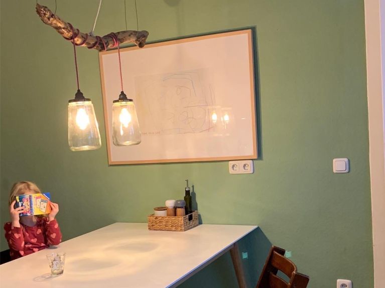 Une rénovation durable : un mur peint avec de la peinture à la chaux dans la cuisine Une rénovation durable : un mur peint avec de la peinture à la chaux dans la cuisine