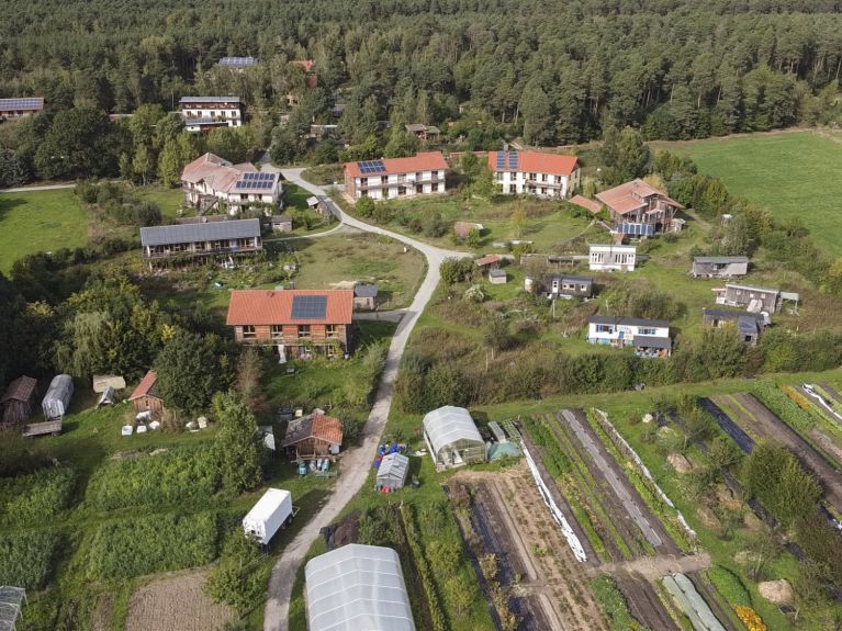 W Sieben Linden stoi 15 domów ze słomy. W Sieben Linden stoi 15 domów ze słomy.