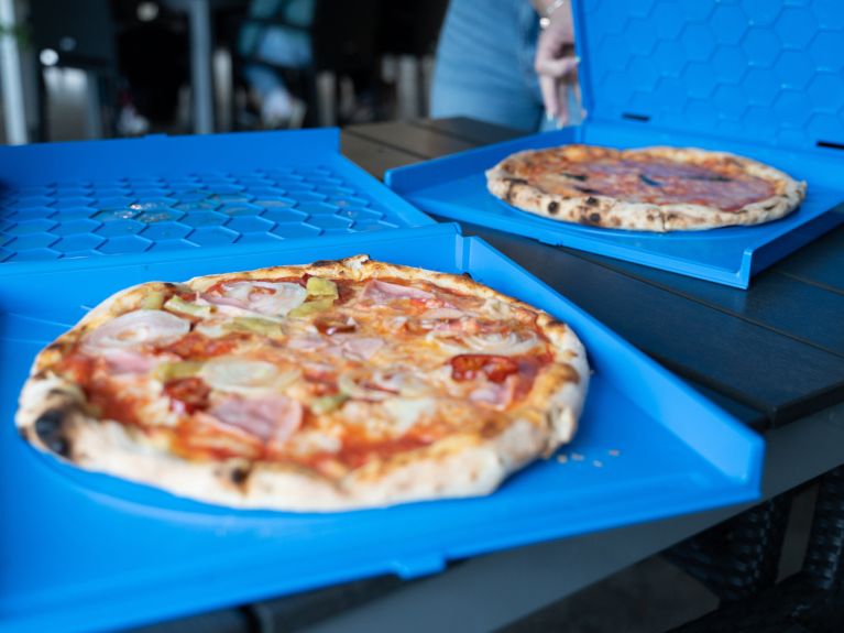 W Tybindze istnieje system kaucyjny dla pudełek na pizzę. W Tybindze istnieje system kaucyjny dla pudełek na pizzę.