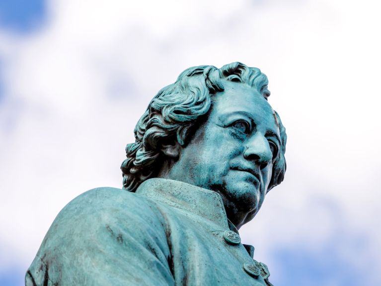 Des Dichters Kopf: Teil des Goethe-Schiller-Denkmals in Weimar Des Dichters Kopf: Teil des Goethe-Schiller-Denkmals in Weimar