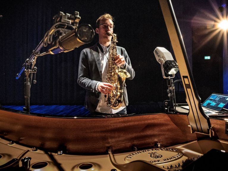 塞巴斯蒂安·特朗普与人工智能控制的钢琴互动  塞巴斯蒂安·特朗普与人工智能控制的钢琴互动