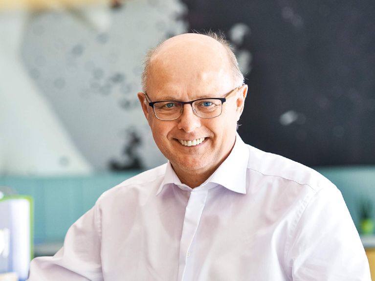 Schneider es presidente honorario de la Red Alemana de Albergues Juveniles. Schneider es presidente honorario de la Red Alemana de Albergues Juveniles.