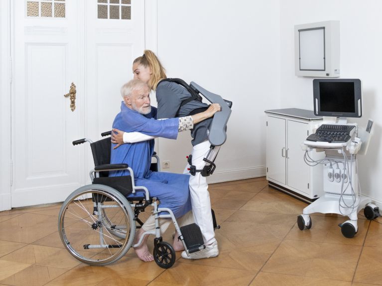 Exoskelette sind auch in der Pflege hilfreich. Exoskelette sind auch in der Pflege hilfreich.