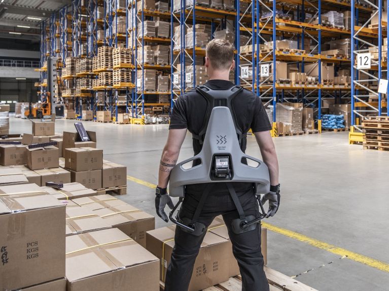 German Bionic unterstützt durch „Exoskelette“ bei körperlicher Arbeit. German Bionic unterstützt durch „Exoskelette“ bei körperlicher Arbeit.