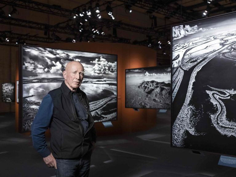 Sebastião Salgado é um fotógrafo e ativista ambiental. Sebastião Salgado é um fotógrafo e ativista ambiental.