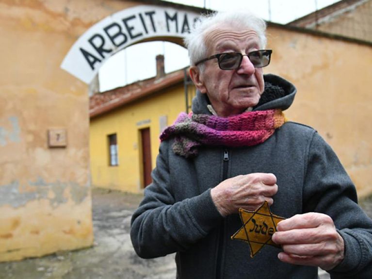 Gidon Lev beim Dreh seiner Doku in Theresienstadt.