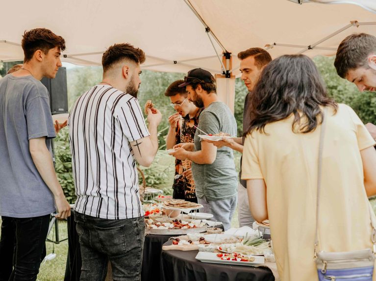 De nombreuses entreprises favorisent les échanges culturels lors de repas communs. 