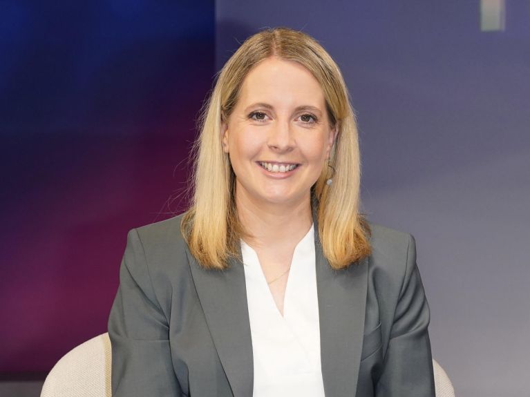 Bauministerin Verena Hubertz will Genehmigungsverfahren vereinfachen. Bauministerin Verena Hubertz will Genehmigungsverfahren vereinfachen.