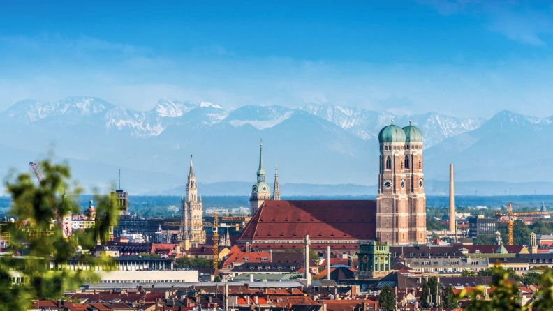Frauenkirche mit Alpenpanorama  Frauenkirche mit Alpenpanorama