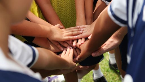 Kinder legen Hände übereinander zum Schwur Kinder legen Hände übereinander zum Schwur