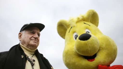 Ein Mann steht neben einem Menschen in Haribokostüm Ein Mann steht neben einem Menschen in Haribokostüm