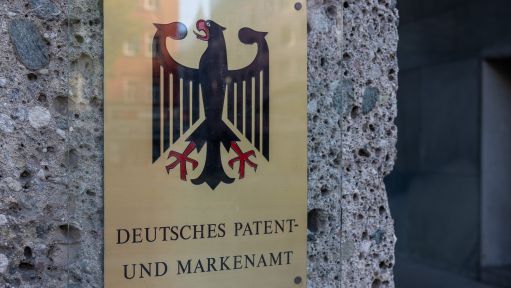 Schild vom Deutschen Patent- und Markenamt mit Reichsadler Schild vom Deutschen Patent- und Markenamt mit Reichsadler