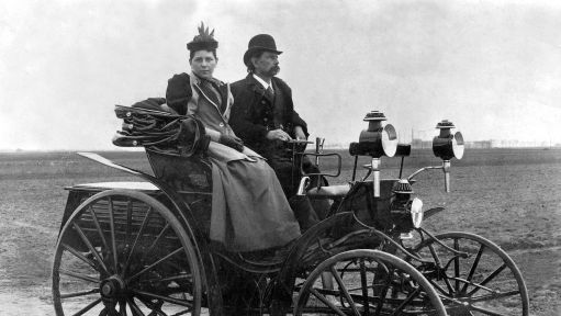 Eine Frau und ein Mann in einem historischen Auto Eine Frau und ein Mann in einem historischen Auto