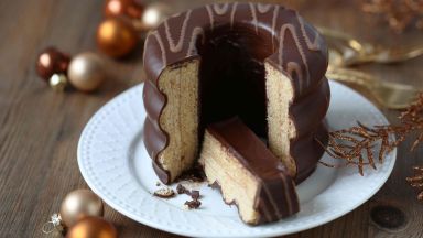 De acordo com os doceiros, não se deve cortar o Baumkuchen. De acordo com os doceiros, não se deve cortar o Baumkuchen.