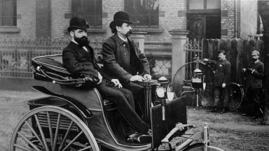 Carl Benz am Steuer des von ihm erfundenen Patent-Motorwagens, 1887 Carl Benz am Steuer des von ihm erfundenen Patent-Motorwagens, 1887