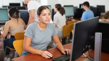 有近 300 万人在德国学习。 有近 300 万人在德国学习。
