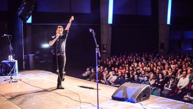 Science Slam 的宗旨是以有趣的方式交流研究成果。 Science Slam 的宗旨是以有趣的方式交流研究成果。