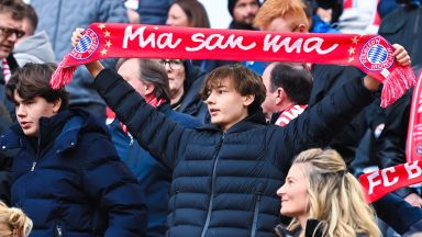 “Mia san mia” (“Nós somos nós”) é o lema do clube FC Bayern. “Mia san mia” (“Nós somos nós”) é o lema do clube FC Bayern.