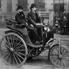 Carl Benz am Steuer des von ihm erfundenen Patent-Motorwagens, 1887 Carl Benz am Steuer des von ihm erfundenen Patent-Motorwagens, 1887