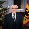 Bundespräsident Frank-Walter Steinmeier vor einem Weihnachtsbaum im Schloss Bellevue. 