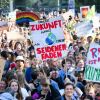 Fridays for Future: Aktivisten demonstrieren beim Klimastreik.  Fridays for Future: Aktivisten demonstrieren beim Klimastreik.