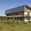 Dieses Haus besteht unter anderem aus Stroh. Dieses Haus besteht unter anderem aus Stroh.