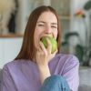 „In den sauren Apfel beißen“  „In den sauren Apfel beißen“